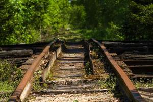 viejos vagones y vías de tren foto