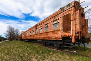 viejos vagones y vías de tren foto