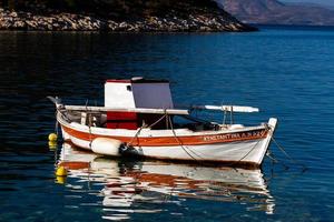 barcos de pescadores tradicionales de grecia foto