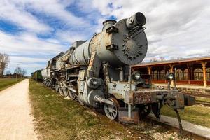 viejos vagones y vías de tren foto