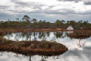 acampar y acampar junto al lago foto