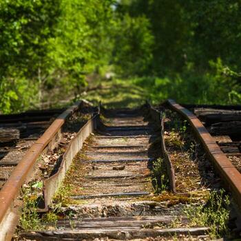 viejos vagones y vías de tren foto