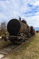 viejos vagones y vías de tren foto