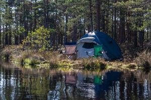 acampar y acampar junto al lago foto
