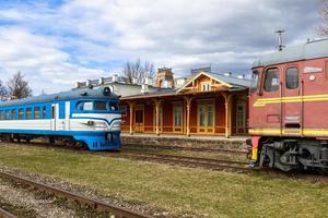 viejos vagones y vías de tren foto