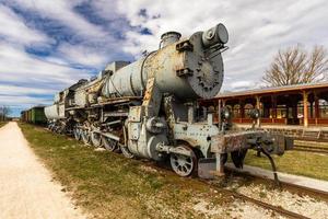 viejos vagones y vías de tren foto