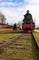 viejos vagones y vías de tren foto