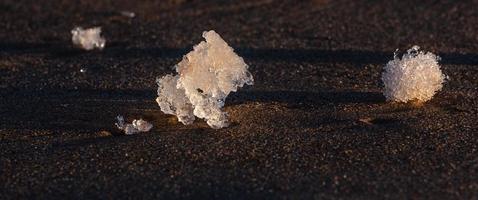 costa del mar báltico con guijarros y hielo al atardecer foto