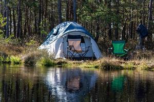 acampar y acampar junto al lago foto