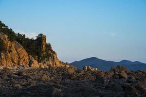 la isla de yeongjongdo, incheon, corea, es famosa por su paisaje de piedra de la roca seonnyeo foto