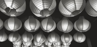 hermosa linterna china decorando y colgando del techo en el templo de china, singapur en tono blanco y negro. objeto para decoración en festival o celebración. foto