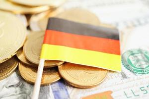 pila de monedas con bandera alemana, concepto de banca financiera foto