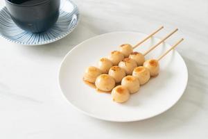 mitarashi dango. bola de masa en salsa de soja dulce foto