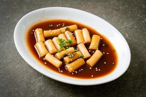 jjajang tteokbokki picante o pastel de arroz coreano en salsa picante de frijoles negros foto