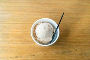 helado de té earl grey cucharada en taza foto