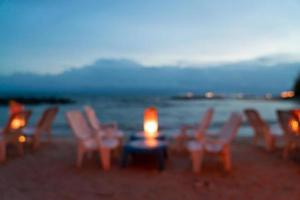 restaurante borroso abstracto en la playa por la noche foto