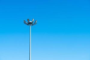 poste de luz con cielo azul foto