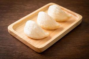 nido de pájaro comestible fresco o nido de golondrina materia prima cocina comida cara para una salud saludable foto