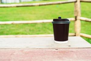 taza de café en la mesa de madera con fondo de vistas a la montaña foto