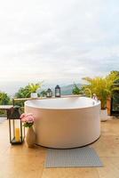 bañera al aire libre con hermosas vistas a la montaña de fondo foto