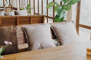 cómodas almohadas en el sofá de madera foto