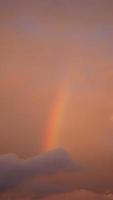 el colorido arco iris se eleva en el cielo después de la lluvia de verano foto