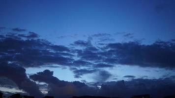 la hermosa vista del cielo del atardecer con las nubes y el cielo azul foto