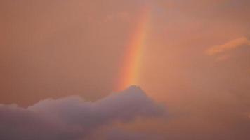 el colorido arco iris se eleva en el cielo después de la lluvia de verano foto