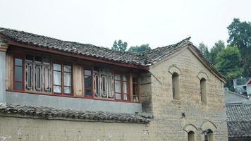 la antigua vista del pueblo chino con las antiguas arquitecturas construidas en él foto