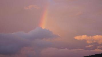 el colorido arco iris se eleva en el cielo después de la lluvia de verano foto