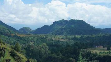 la hermosa vista de las montañas con el cielo nublado y el valle entre ellos foto