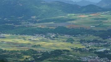 la cosecha de la vista del campo de arroz amarillo ubicada en el valle entre las montañas con el cielo nublado como fondo foto