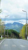 la hermosa vista de las montañas con el cielo nublado y el valle entre ellos foto