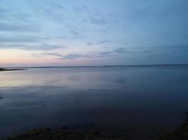 puesta de sol. cielo de la tarde en la noche en el lago foto