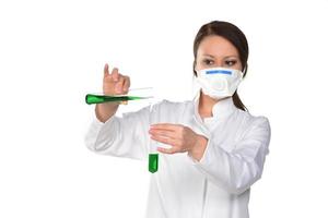 científica femenina sosteniendo tubos de ensayo con muestras de virus. concepto de investigación médica. Fondo blanco. foto