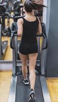 entrenamiento de mujer joven en cinta de correr en el gimnasio. estilo de vida saludable. foto