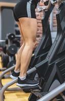 entrenamiento de mujer joven en cinta de correr en el gimnasio. estilo de vida saludable. enfoque selectivo. Desenfoque de movimiento. foto