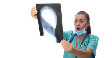 joven doctora cirujana sosteniendo rayos x del paciente. aislado sobre fondo blanco foto