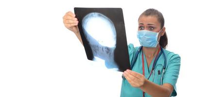 joven doctora cirujana sosteniendo rayos x del paciente. aislado sobre fondo blanco foto
