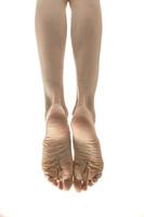 piernas femeninas bellamente arregladas sobre un fondo blanco foto