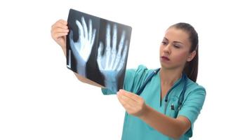 joven doctora cirujana sosteniendo rayos x del paciente. aislado sobre fondo blanco foto