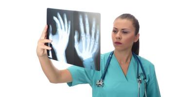 joven doctora cirujana sosteniendo rayos x del paciente. aislado sobre fondo blanco foto