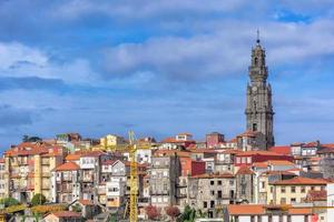 vista panorámica de la ciudad de oporto en portugal contra el espectacular cielo de otoño foto