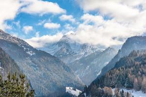 vista panorámica de las montañas de los alpes italianos en invierno contra el espectacular cielo matutino foto