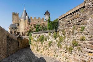 vista panorámica de la ciudad medieval de carcassonne y sus murallas en francia