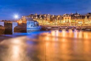 vista panorámica del puerto de saint-goustan, bretagne, francia durante la hora azul con las luces de la ciudad encendidas foto