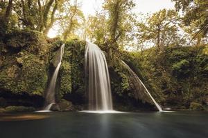 vista panorámica de la cascada en provenza al sur de francia contra la cálida luz del atardecer de otoño foto