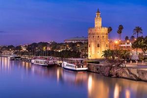 vista panorámica de sevilla de noche foto