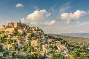 vista panorámica del pueblo de gordes en provence, al sur de francia contra el cielo dramático foto