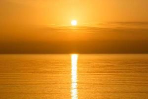 vista panorámica de la perfecta puesta de sol dorada de verano sobre el mar mediterráneo en saint tropez en el sur de francia foto